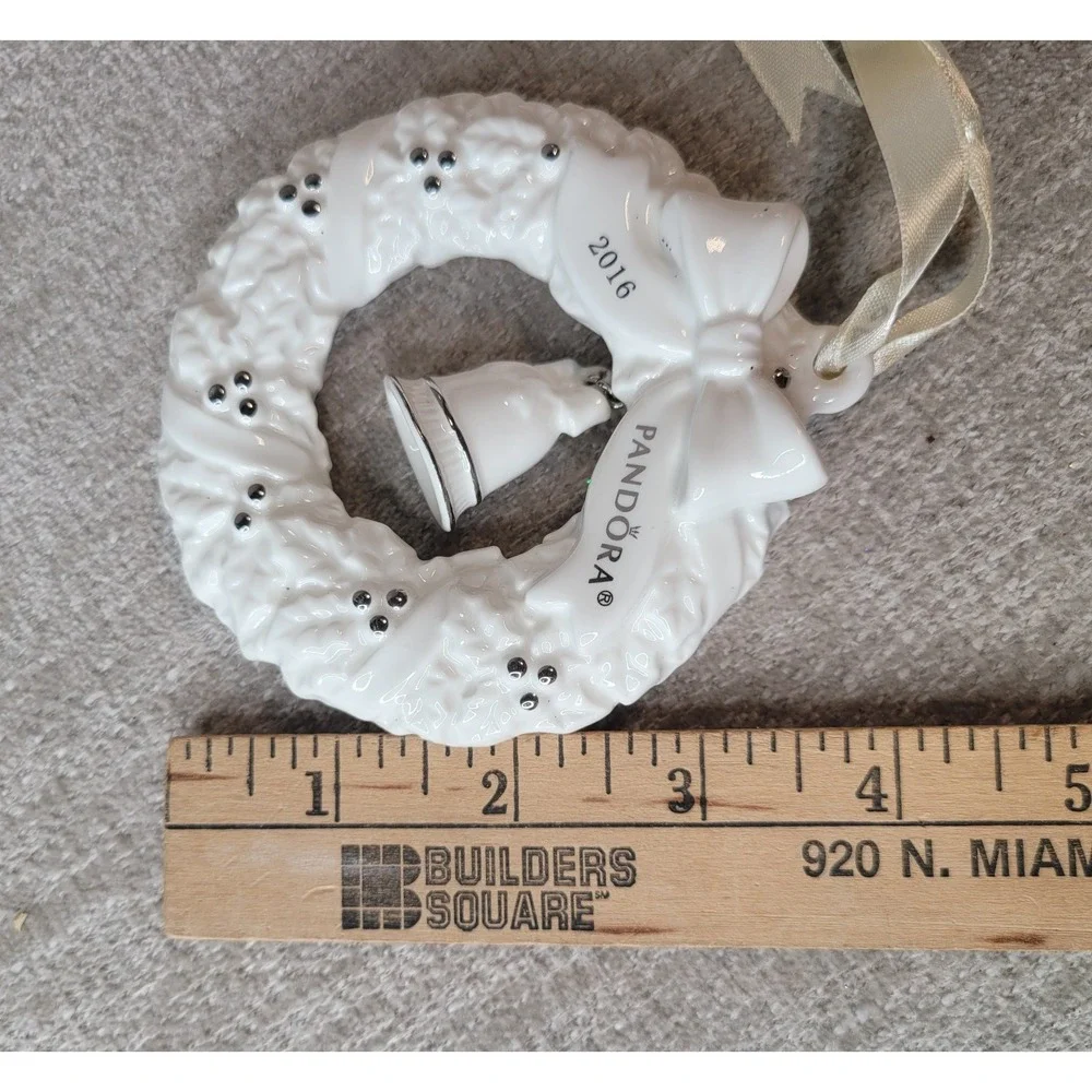 Pandora 2016 Limited Edition Jared Wreath Christmas Ornament White Ceramic RARE